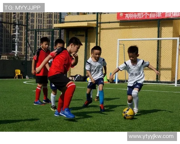 初中足球班培养运动精神与团队合作能力的全面发展之路 初中足球班培养运动精神与团队合作能力的全面发展之路