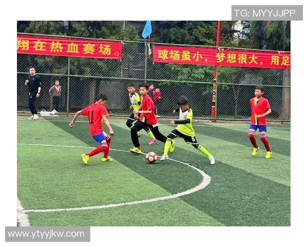 绿茵场上激情四溢球员奔跑如风的足球梦境 绿茵场上激情四溢球员奔跑如风的足球梦境